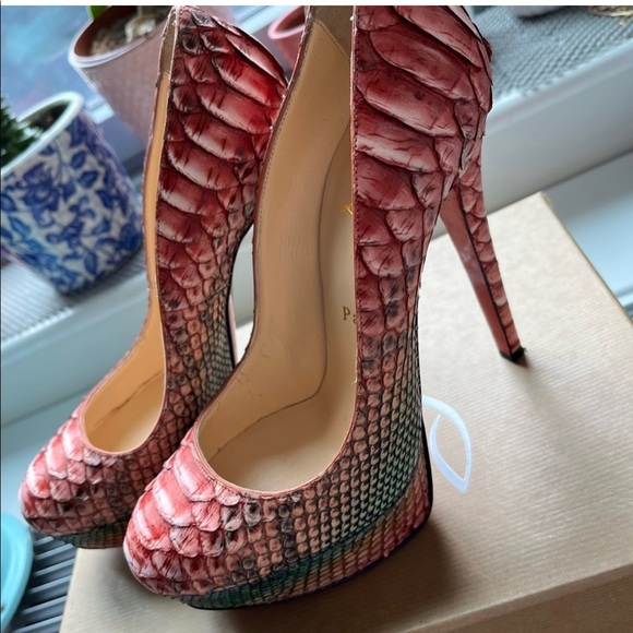 Meet Debbie, your Posher, and her closet favorites! - Picture 5 of 17